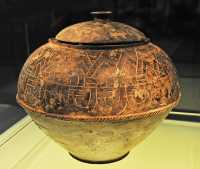 151 Poterie avec motifs gravés - Culture Songze (3800-3200)