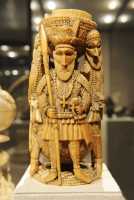 5 Salière Edo (Nigéria) représentant des Portugais (Ivoire ± 1500)