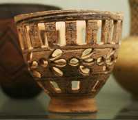 53 - Cimetière de Feras (Méroïtique - 2°-3°s) Bol ajouré (lampe ?)