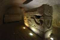 39 Sarcophage aux lions affrontés