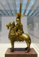 061 Femme à cheval - Chandelier (± 1150) Magdebourg