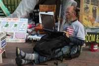 12 Manifestant solitaire