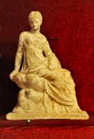 31 Femme assise - Sicile ± 210 av. JC.