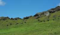 25 Moai dans le cratère du volcan