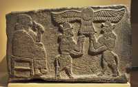 08 Personnage assis tenant un lotus & 2 génies portant le disque solaire ailé - Tell Halaf (Néo-Hittite 840±)