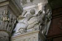 50 - Tympan - homme chevauchant un grffon