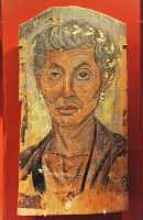 088 Femme âgée avec une guirlande d'or (90-120) Encaustique sur du tilleul