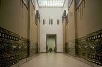 347 voie processionnelle ornée de 120 lions en briques émaillées