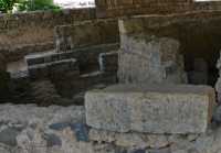 70 Cour intérieure de la maison de Pierre et porte donnant sur la ruelle entre la synagogue et le port