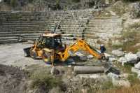 24 Archéologue déplaçant une colonne du théâtre au Bulldozer