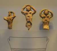 03 Pleureuses (Azor - 12°-11°s.BC) initialement fixées autour d'un bol en usage dans les banquets funéraires