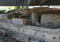 62 Cour intérieure de la maison de Pierre et porte donnant sur la ruelle entre la synagogue et le port