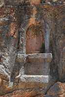 21 Niche (peut-être d'Hermes, le père de Pan) dans le rocher à droite de  la terrasse du dieu Pan