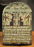 072 Stèle funéraire en bois peint (3° pér. interm. 750-725)