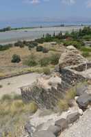 21 Chapelle commémorant la chute des porcs, au sud du monastère - Le lac en arrière-plan