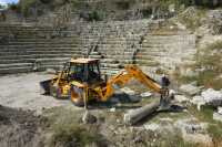 25 Archéologue déplaçant une colonne du théâtre au Bulldozer