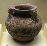 062 Lion, sphinx, sirène - Pyxide à anses - Boite à toilette (6°s) Corinthe