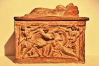 40 Urne funéraire étrusque - Combat d'Eteocle & Polynice (2°s. av.JC.)