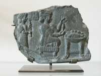 110 bis - Suse (± 800) Femme au fuseau - Tabouret à pates de lion - Servante & éventail *