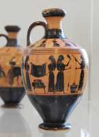114 Flacon à huile (lékythos) Attique - Femmes filant de la laine et pliant des vêtements (± 540)