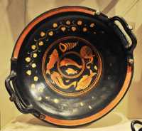 276 - Figures rouges - Apulie (Italie du Sud) - Dauphin et animaux marins (335±)