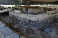 61 Eglise byzantine octogonale du 4°s. sous la basilique moderne à l'emplacement de la maison de Pierre - Sol ancien en galets de basalte.