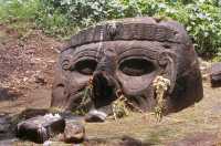 387 Finca El Baul tête colossale dans la forêt rites chamaniques