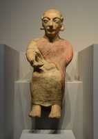 034 Homme assis (± 640) Tombe des cinq sièges