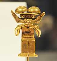 127 Pendentif en alliage or-cuivre - Shaman masqué - Colombie Yotoco (1°-7°s)