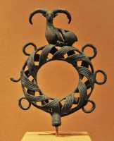 10 Etendard de bronze surmonté d'un bouc (N.O de l'Iran - Fin 2° Millénaire)