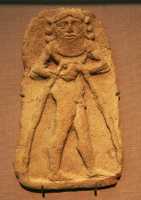 103 - Ur (± 1900) Personnage portant un vase aux eaux jaillissantes