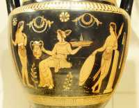 146 Cratère - Femme assise entre deux jeunes Samnites (Apulie ± 350)