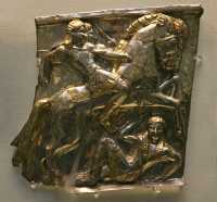 186 - Etrusque (± 530) Castel San Mariano, près de Pérouse - Argent repoussé & électrum (alliage naturel 2:3 or, 1:3 argent) - 3 cavaliers dont un à terre