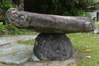 77 Pierres gravées transformées en autel, près de l'église de la Sainte Famille - Haapiti