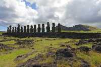 27 Les 15 Moai de Tongariki et le Rano Raraku d'où ils ont été tirés