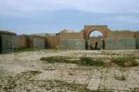 521 Cour intérieure privée, génies protecteurs à l'entrée