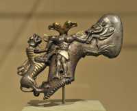 4 Génie à 2 têtes de rapace maîtrisant les animaux - Argent & or (Bactriane 2000±)