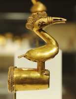 117 Tête d'un sceptre en or - Oiseau - Colombie Zenu (5°-10°s)