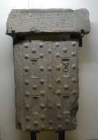 37 Porte en basalte d'une sépulture d'époque romaine (Tibériade)