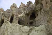 109 Vestibule de l'église sombre