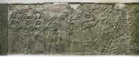 012 - Assurbanipal prend une ville - Déportés à gauche - Nimrud, Palais N.O. (± 860)