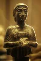 295 Princesse (“à l’écharpe”) de la famille de Goudéa (17 cm). 2150