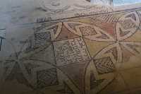 102 Inscription araméenne dans la synogogue (Que l'on fasse mémoire de Tanhum fils de Yudan, et de Semqah & Nehorai les fils de Tanhum. Amen)