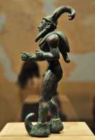 30 Héros ou génie aux cornes d'ibex. Peau fauve sur les épaules (Iran ou Mésopotamie - 3000±) Cuivre