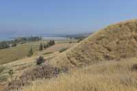 57 Colline escarpée dominant le lac près de Kursi