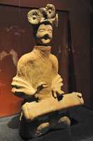 084 Joueuse de luth - Terre cuite - Han de l'Est (25-220)