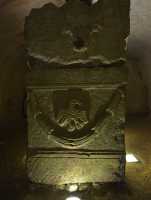 41 Aigle - Sarcophage aux lions affrontés