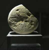 09 Poids portant l'inscription 