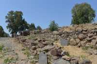 08 Route pavée (au 10°s. BC) longeant le rempart et conduisant vers la porte de la ville