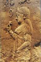 105 Femme tenant une  fleur de lotus - Pilier de calcaire (± 540)